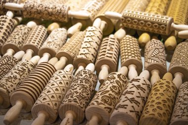 Farklı boyutlarda ve şekillerde yuvarlanan raptiyelerin arka planı.