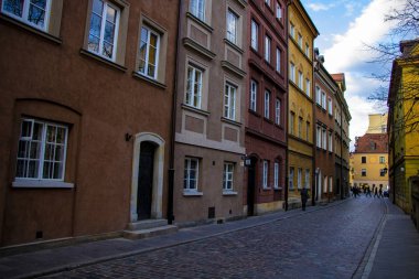 Varşova, Polonya, 10 Mart, 2019: Varşova eski kentinde dar sokak.