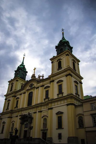 Varsovia, Polonia, 10 de marzo de 2019: Basílica de la Santa Cruz más pequeña de Varsovia . — Foto de Stock