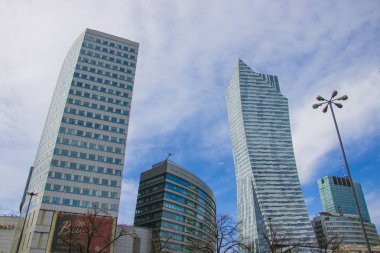 Varşova, Polonya, 10 Mart 2019: Kültür ve Bilim Sarayı yakınlarındaki ofis binaları, Varşova.