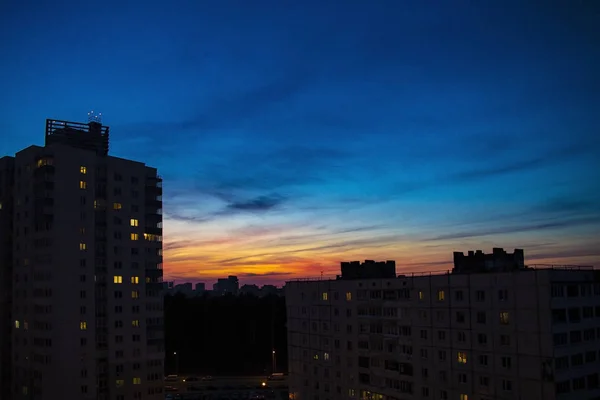 Красивый городской закат на фоне высотных зданий. — стоковое фото