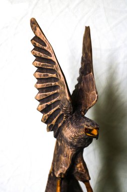 Beyaz arka plan üzerinde bir kartal güzel ahşap rakam.