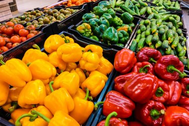 Mağazada sebze ile rafta görünüm, gıda arka plan.