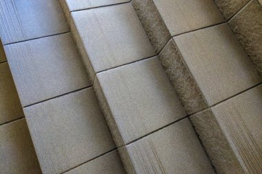 Bir binadaki veya yakınında bulunan bir kiremit merdiveninin merdivenlerinin görünümü, arka plan.