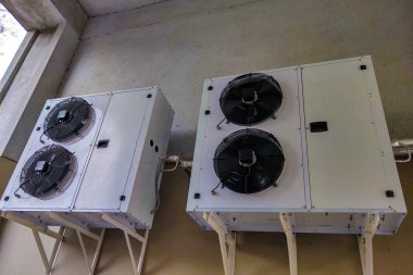 Binanın duvarına monte edilmiş büyük klimaların görünümü. Klima sistemi.