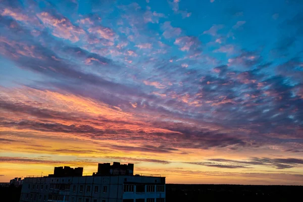 Blick auf den Sonnenuntergang der Stadt, den Hintergrund der Natur und den schönen Himmel bei Sonnenuntergang. — Stockfoto