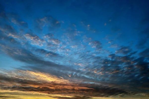 Όμορφος ουρανός στο ηλιοβασίλεμα, φόντο, κενό για τους σχεδιαστές, ροζ σύννεφα στο ηλιοβασίλεμα, βραδινό ουρανό. — Φωτογραφία Αρχείου