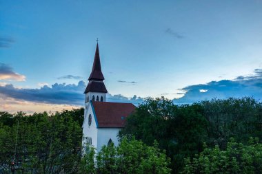 Debrecen, Macaristan - 14 Mayıs 2019: Güzel bir gün batımında Reform Kilisesi.