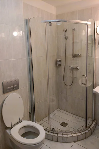 Cuarto de baño de alto brillo con espejo, inodoro y ducha . — Foto de Stock