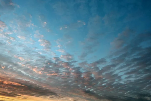 시간 일출과 일몰 동안 다채로운 하늘과 구름의 자연 배경. — 스톡 사진