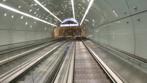 Descida Escada Rolante Metrô — Vídeo de Stock