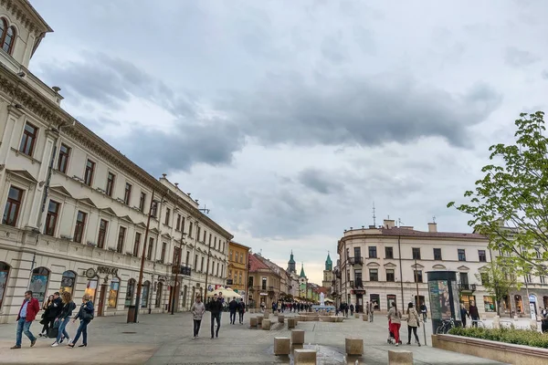 Lublin, Polonia - 14 de mayo de 2019: Las calles de la ciudad vieja de Lublin, que los turistas caminan . — Foto de Stock