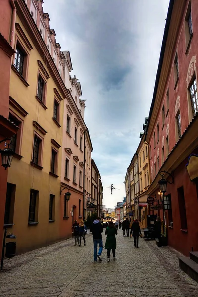 Lublin, Polen-14 maj 2019: de smala gatorna i den gamla staden Lublin, som turister går långsamt. — Stockfoto