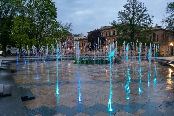 Lublin, Pologne - 14 mai 2019 : Grande zone piétonne avec de belles fontaines le soir . — Photo