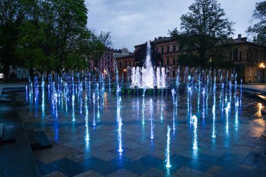 Lublin, Polonya - 14 Mayıs 2019: Akşam güzel çeşmeler ile büyük yaya alanı.