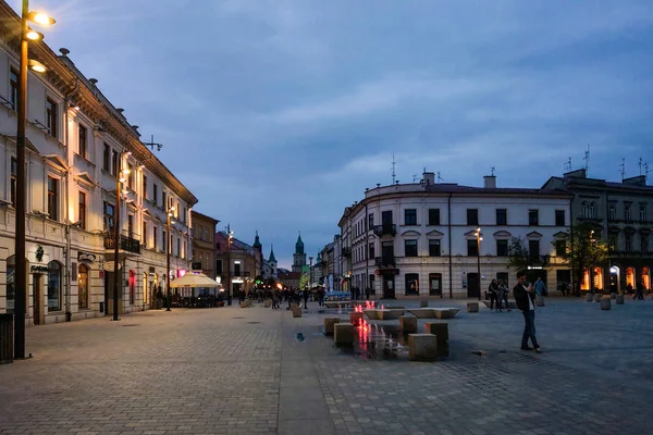 Lublin, Polen-14 maj 2019: gatorna i den gamla staden Lublin, som turister går. — Stockfoto