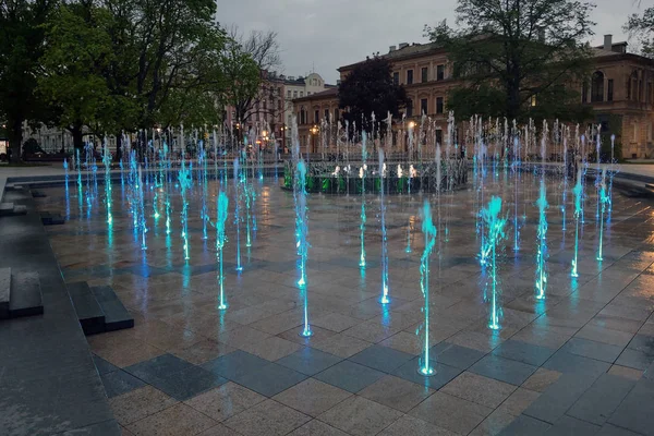 Lublin, Pologne - 14 mai 2019 : Grande zone piétonne avec de belles fontaines le soir . — Photo