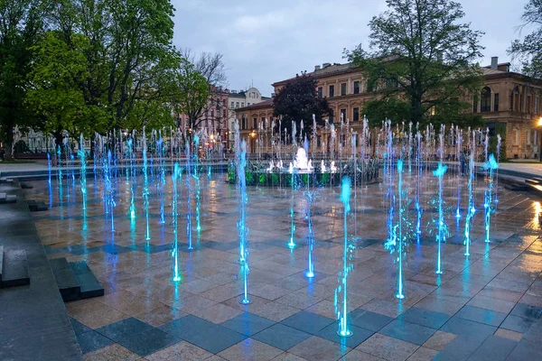 Lublin, Pologne - 14 mai 2019 : Grande zone piétonne avec de belles fontaines le soir . — Photo