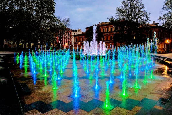 Lublin, Pologne - 14 mai 2019 : Grande zone piétonne avec de belles fontaines le soir . — Photo