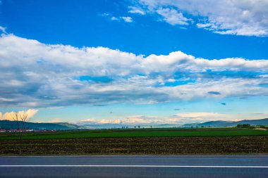 Dağların güzel görünümü, beyaz bulutlarla mavi gökyüzü, doğa arka planı.