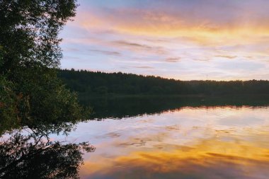 Göl veya nehir de güzel gün batımı. Doğa arka planı.