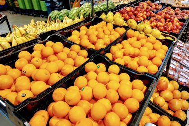 Bir süpermarket veya pazarda meyve ile bir raf görünümü, gıda arka plan.
