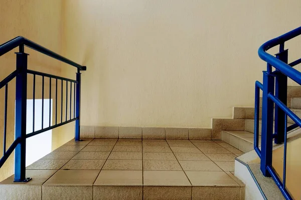 Vista das escadas e degraus em um prédio de escritórios ou residencial . — Fotografia de Stock