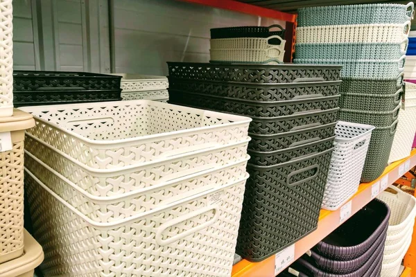 Renkli Plastik kutular bir diğeri üzerine yığılmış. Mağaza raf çok renkli plastik sepetler.