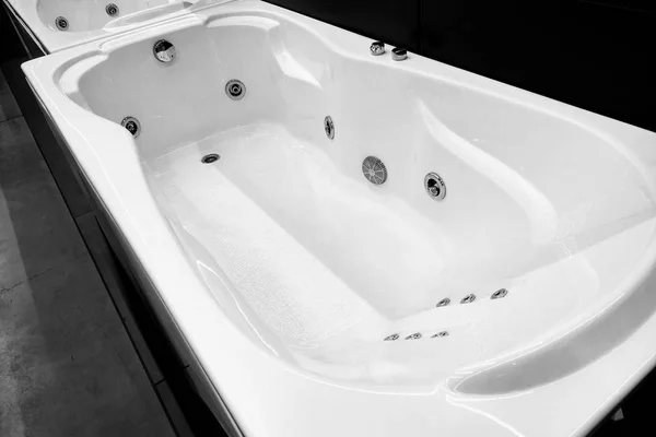 Modernt vitt bad för bad rums. — Stockfoto