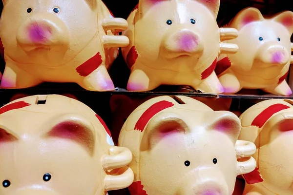 Piggy piggy banks stand on the shelf. — Stock Photo, Image