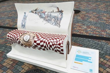 Krakow, Polonya, 23 Mayıs 2019: Galeria Kazimierz yakınlarındaki güzel boyalı banklar.