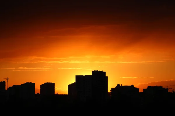 Dunkelblaue Wolke mit weißem Himmel Hintergrund und Stadtlicht Mitternachtszeit. — Stockfoto