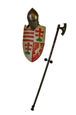 Miskolc, Macaristan, 20 Mayıs 2019: Metal kask, kalkan, beyaz arka plan üzerinde savaş baltası, izole.