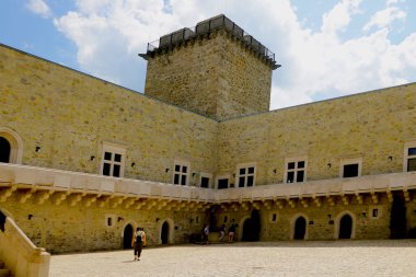 Miskolc, Macaristan, 20 Mayıs 2019: Miskolc'taki Diosgior kalesinin iç avlusu.