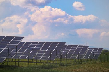 Güneşli gökyüzü ile güneş panelleri. Mavi güneş panelleri, yenilenebilir enerji için fotovoltaik modüllerin arka plan.