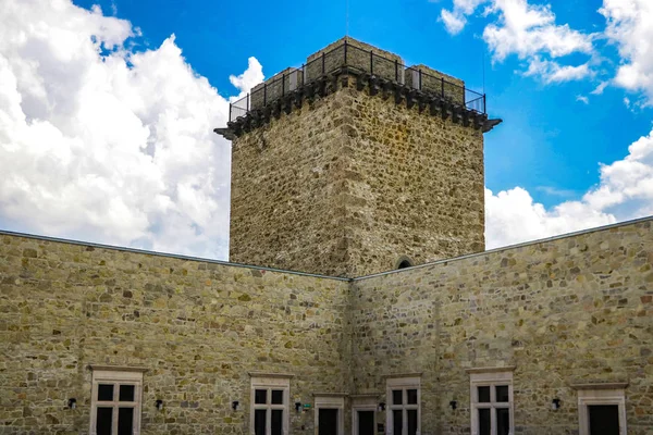 Мішкольц, Угорщина, 20 травня 2019: внутрішній двір фортеці Діосгіор у Мішкольц. — стокове фото