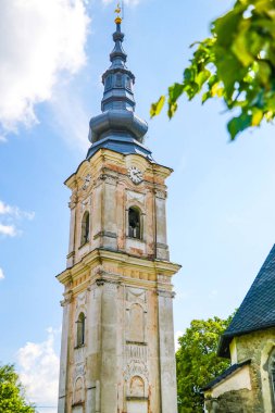 Slovakya'da güneşli bir günde dağlarda küçük bir kilise.