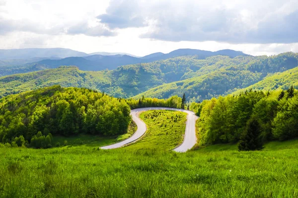 Slovakya'da dağ dolambaçlı yol, dağların manzarası ile yukarıdan görünümü.