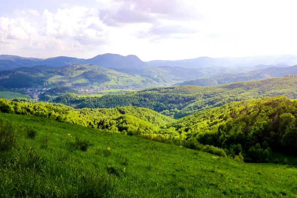 Vista das colinas verdes das montanhas na Eslováquia, na fronteira com a Polónia . — Fotografia de Stock