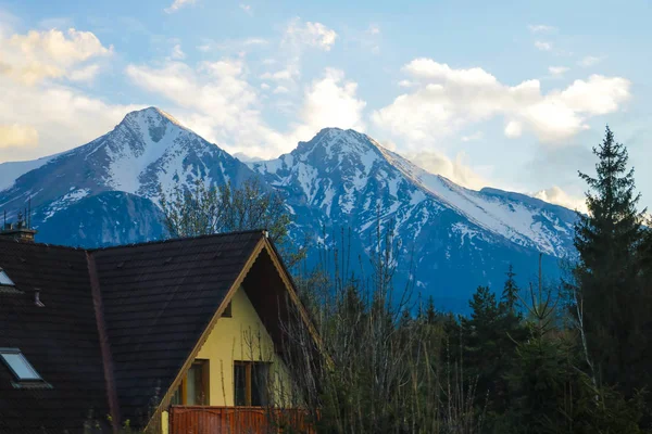 House in the mountains. Beautiful view of the mountain landscape, Tatra National Park, Poland. — Stock Photo, Image