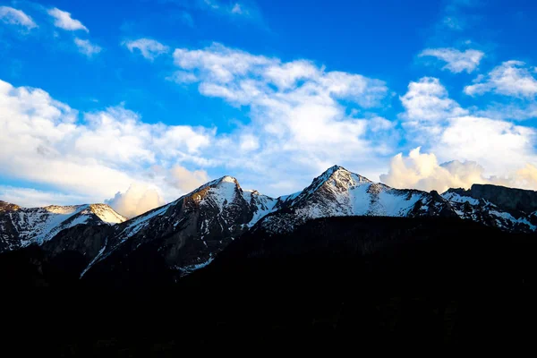 Vue sur les montagnes Tatra. Les montagnes Tatra le matin. Belle vallée verdoyante au pied des montagnes enneigées. — Photo