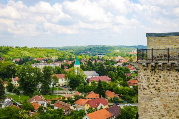 Miskolc, Macaristan, 20 Mayıs, 2019: Diosgior kalesinin Miskolc kentinin görünümü.