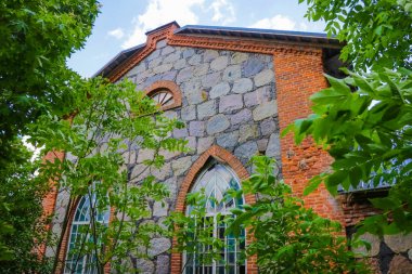 Minsk bölgesi, Beyaz Rusya, 1 Mayıs 2019: Yeşillikler ile çevrili terk edilmiş eski bir bira fabrikası.