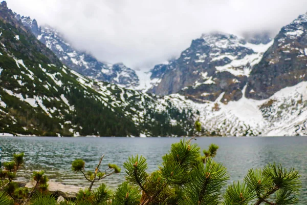 Alti Tatra e Morskie Oko lago nella retroilluminazione, Polonia . — Foto Stock