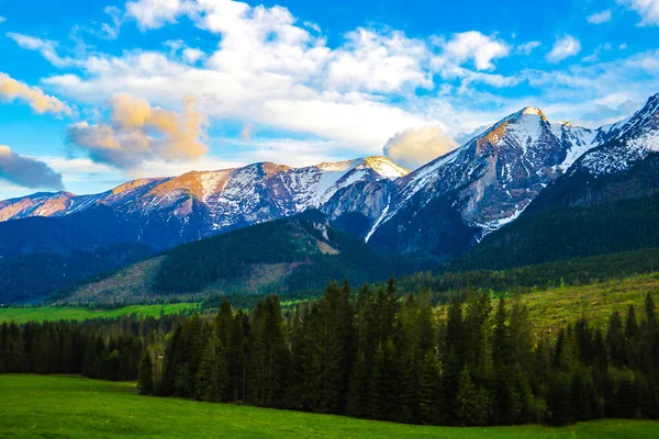 Tatra mounains görünümü. Sabah Tatra Dağları.