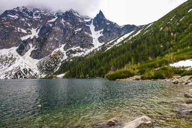 Arka planda Tatra dağları ile Morskie Oko göl manzarası.