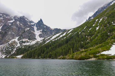 Dağlarda göl. Morskie Oko Sea Eye Lake, Polonya 'nın yüksek Tatra Dağları 'ndaki en popüler yerdir..