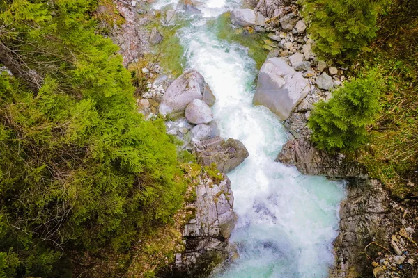 La rivière dans les montagnes vue du haut . — Photo