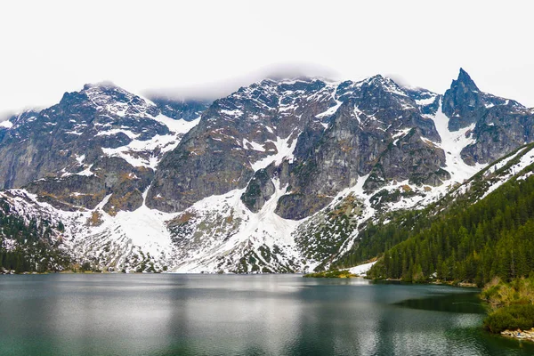 Nationaal Park Tatra, Polen. Beroemde bergen meer Morskie Oko of Sea Eye Lake in de zomer ochtend. Prachtige schilderachtige uitzicht. Europese natuur. — Stockfoto