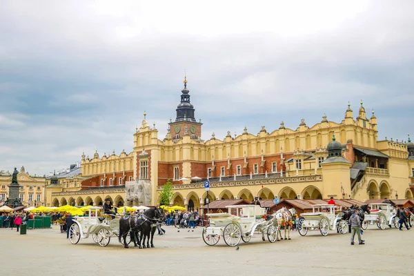 Краков, Польша - 21 мая 2019 года: Главная площадь Кракова, Польша. Краков является историческим старым городом со многими памятниками . — стоковое фото